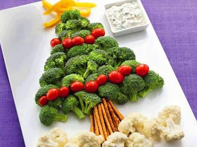 Árvore de Natal feita de legumes e vegetais Árvore de Natal feita de legumes e vegetais